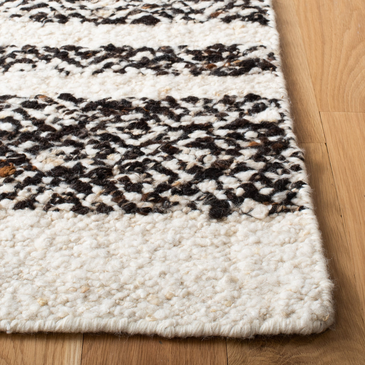 Safavieh Natura Nat328Z Black/Ivory Rugs.
