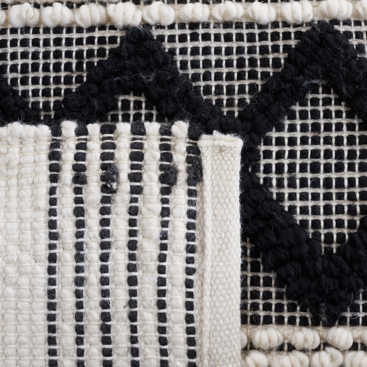 Safavieh Natura Nat334A Ivory/Black Rug.