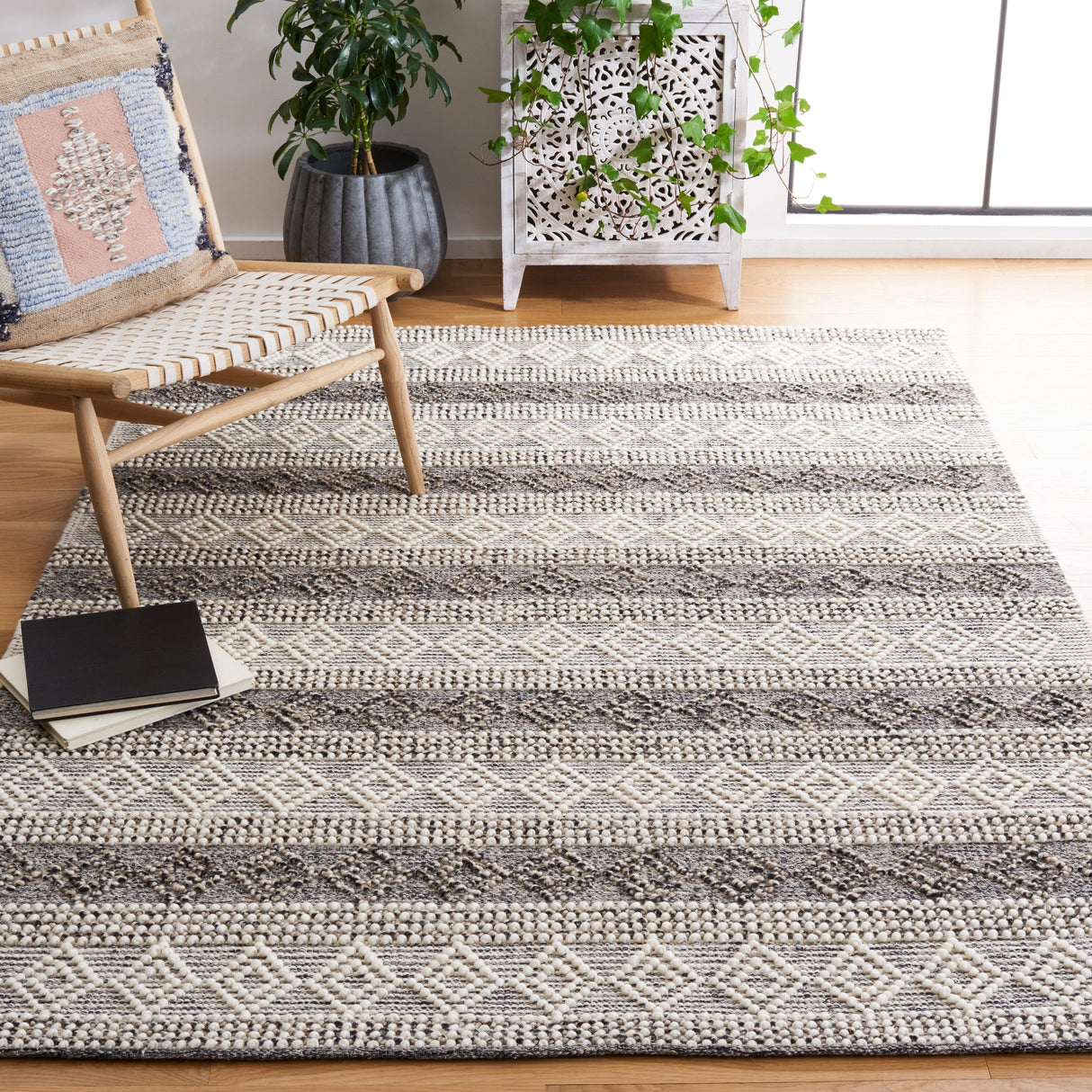 Safavieh Natura Nat336A Ivory/Black Rug.