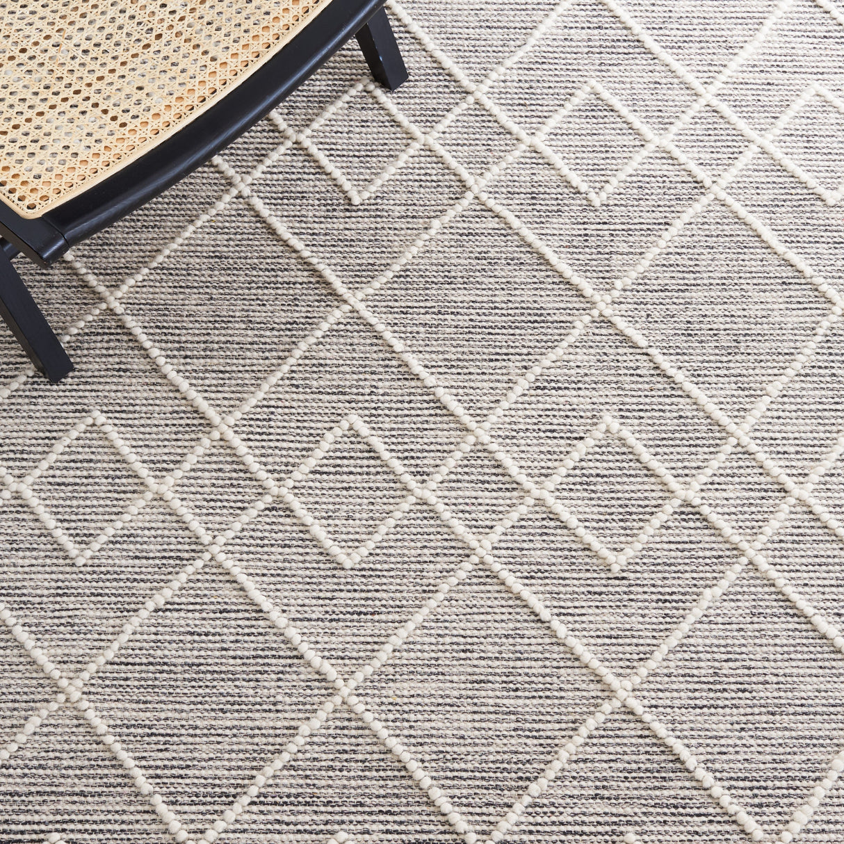 Safavieh Natura Nat339A Ivory/Black Rug.
