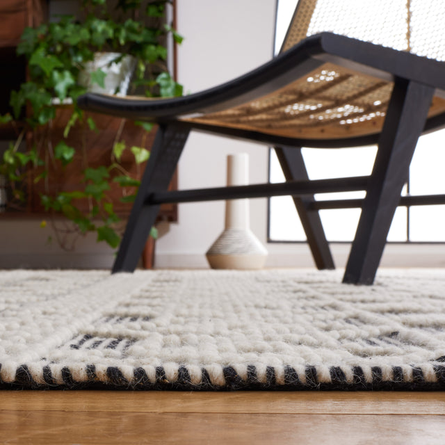 Safavieh Natura Nat341A Ivory/Black Rug.