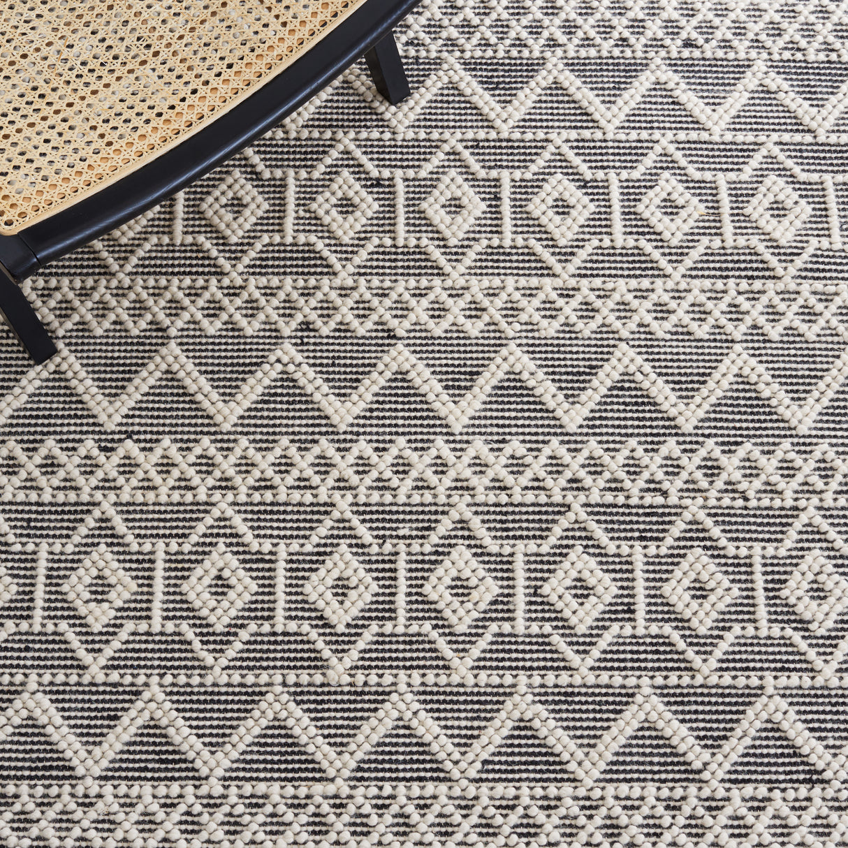 Safavieh Natura Nat341A Ivory/Black Rug.