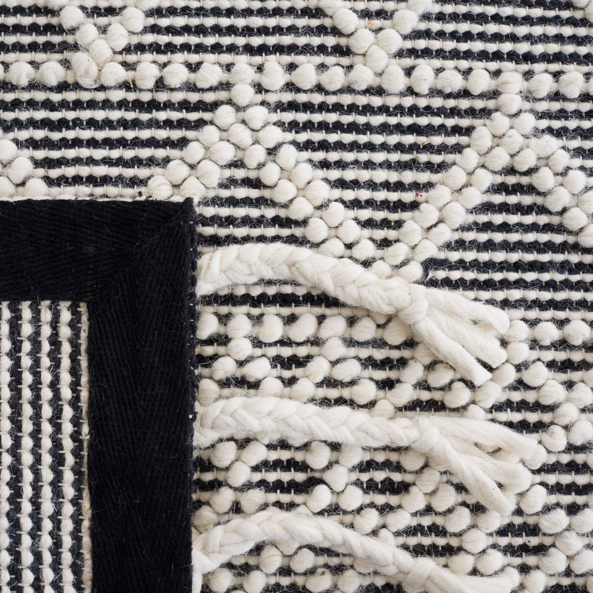 Safavieh Natura Nat341A Ivory/Black Rug.
