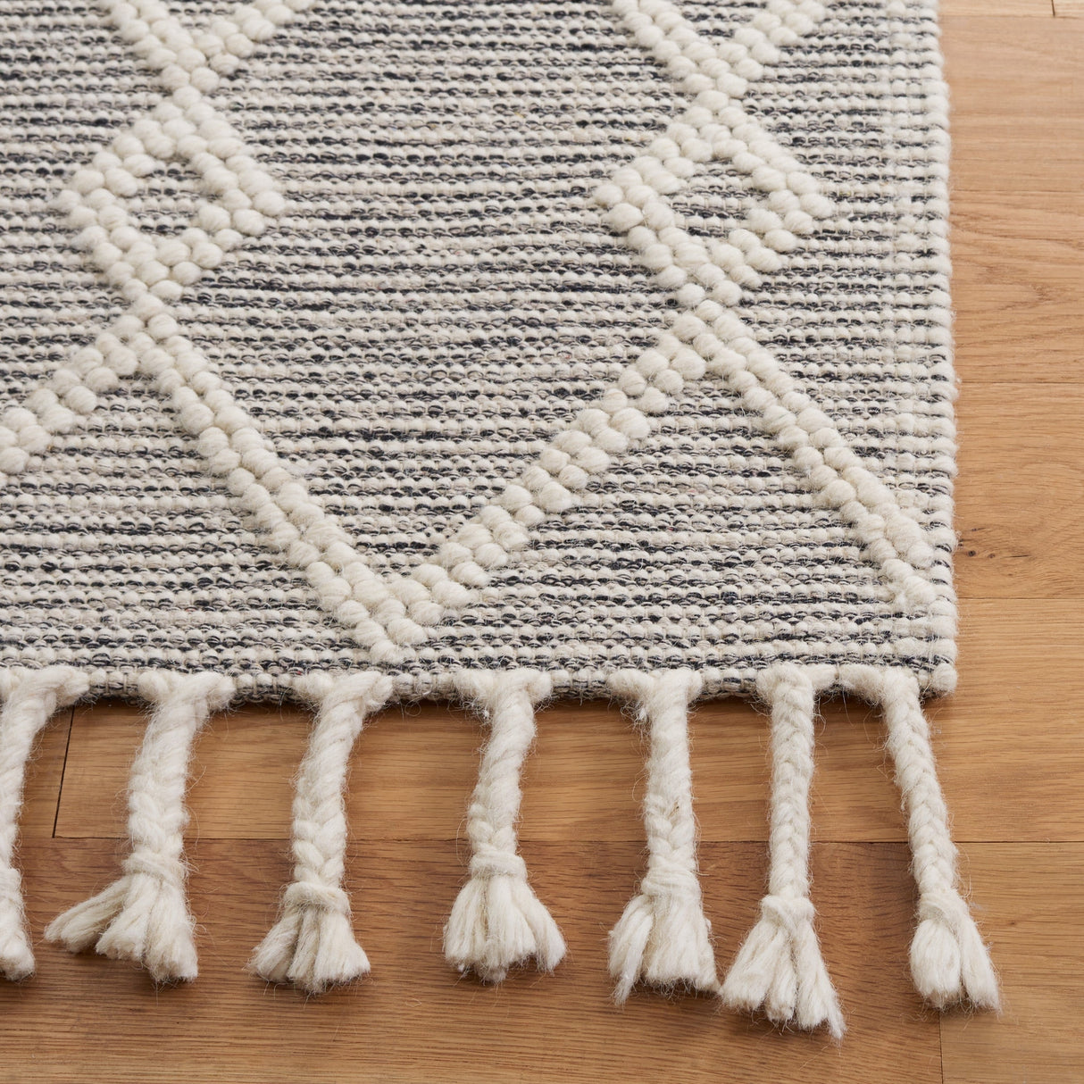 Safavieh Natura Nat347A Ivory/Black Rug.