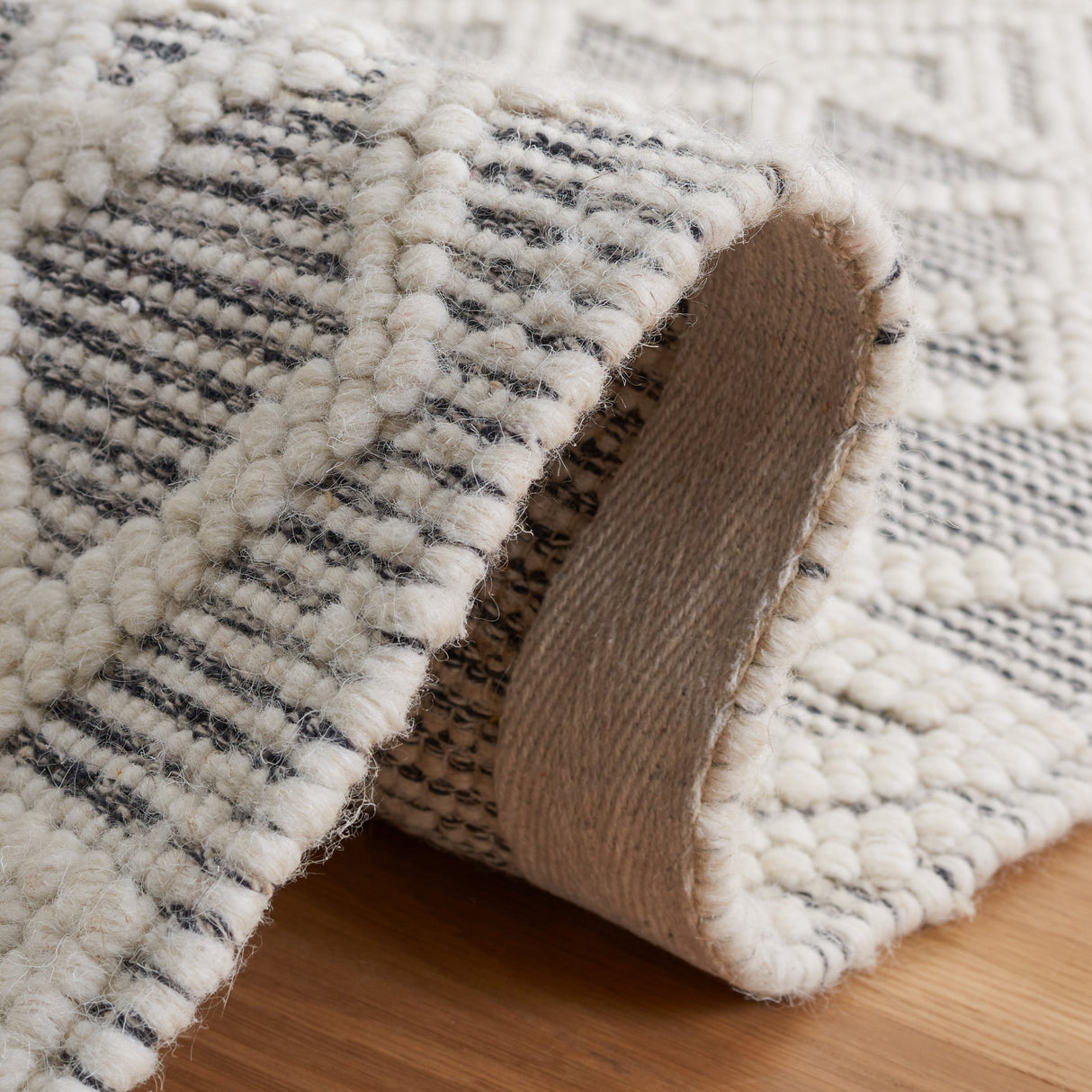 Safavieh Natura Nat347A Ivory/Black Rug.