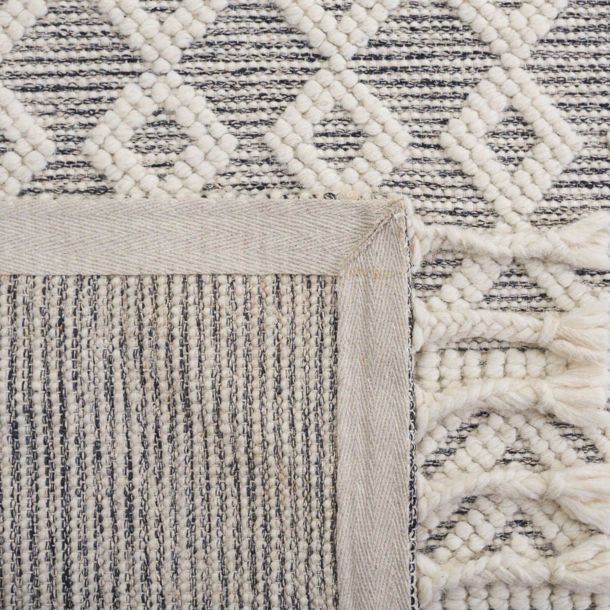 Safavieh Natura Nat347A Ivory/Black Rug.
