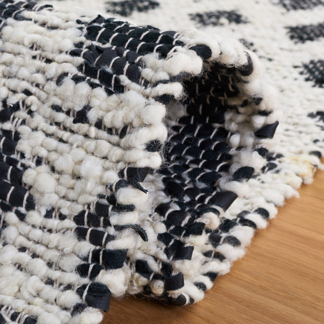 Safavieh Natura Nat348B Beige/Black Rug.