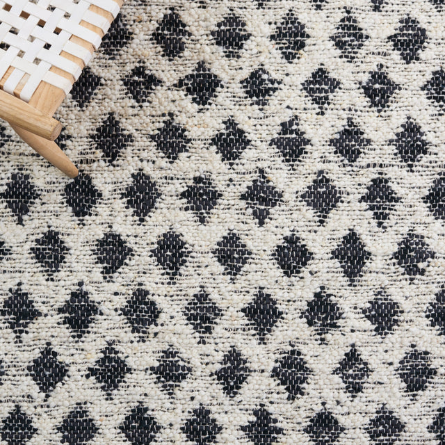 Safavieh Natura Nat348B Beige/Black Rug.