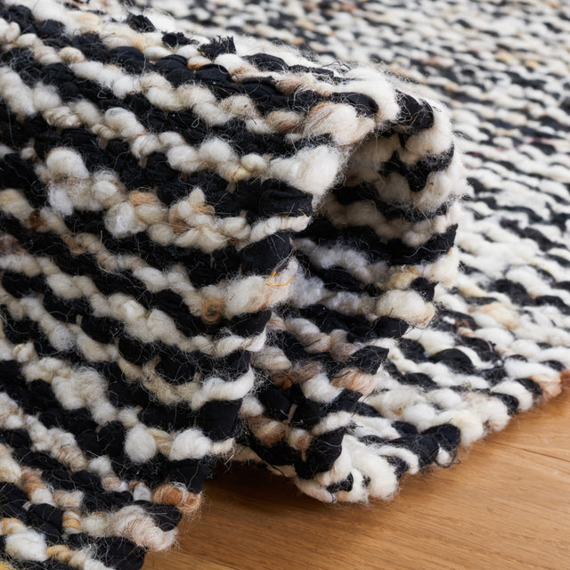 Safavieh Natura Nat350Z Black/Ivory Rug.