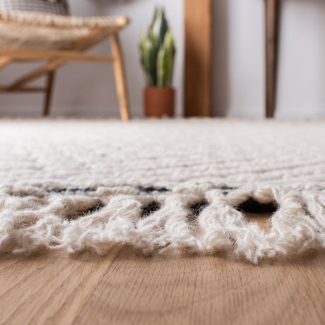 Safavieh Natura Nat357A Ivory/Black Rugs.