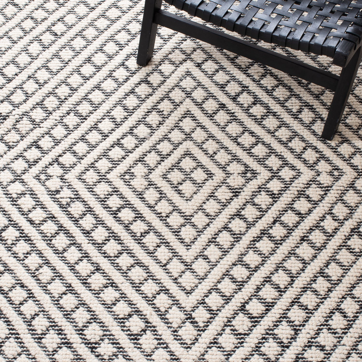 Safavieh Natura Nat357A Ivory/Black Rugs.