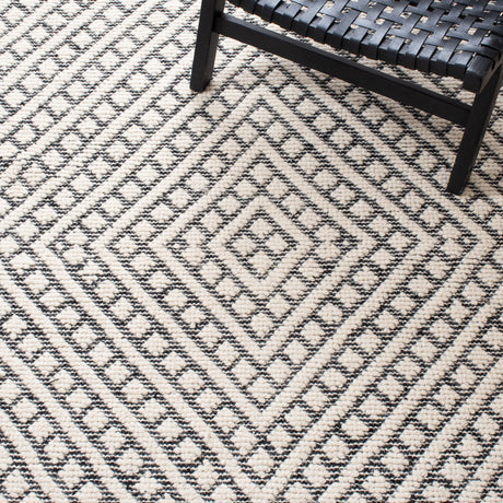 Safavieh Natura Nat357A Ivory/Black Rugs.