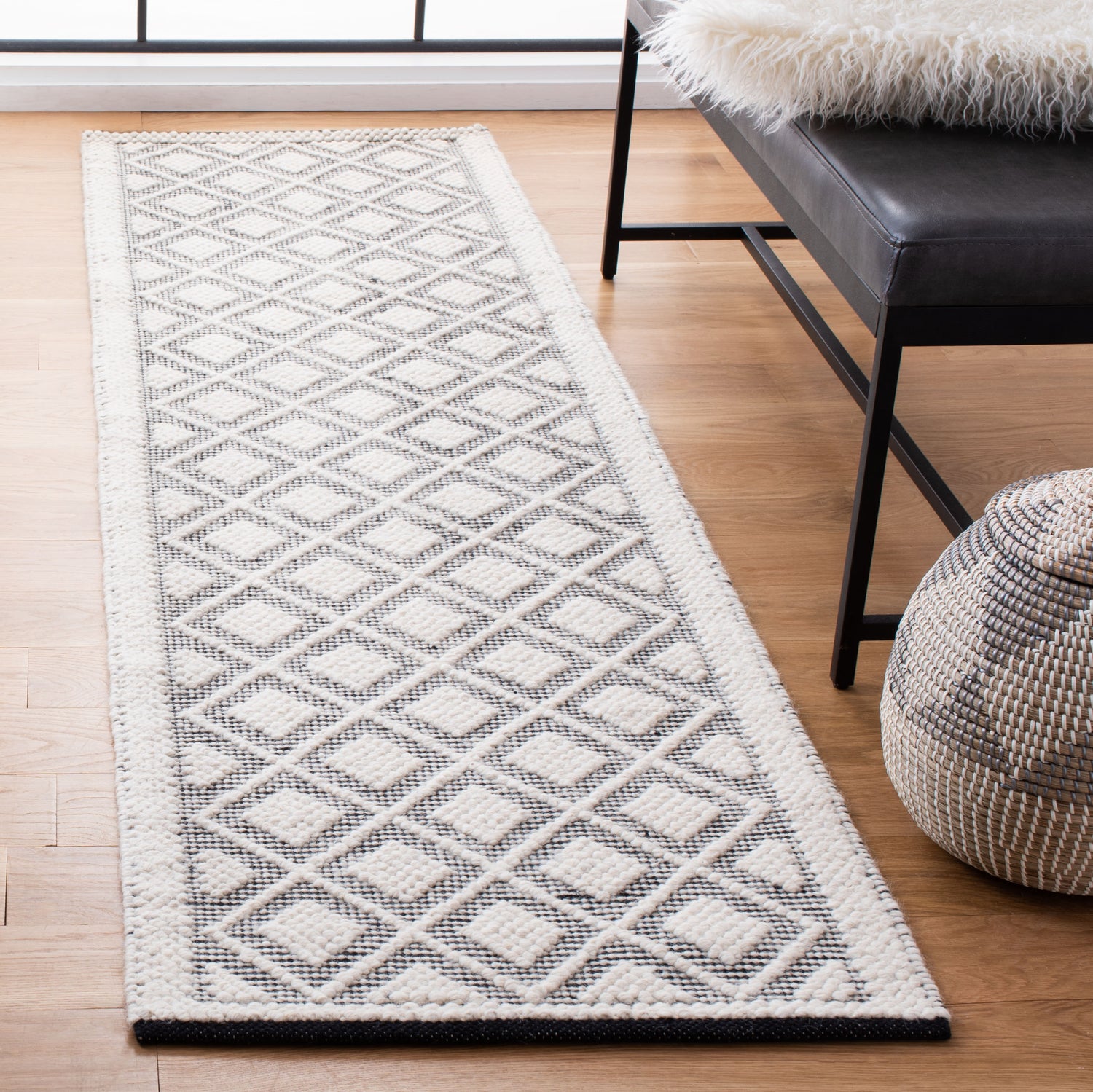 Safavieh Natura Nat475A Ivory/Black Rugs.