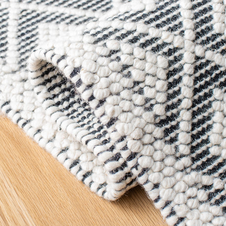 Safavieh Natura Nat475A Ivory/Black Rugs.