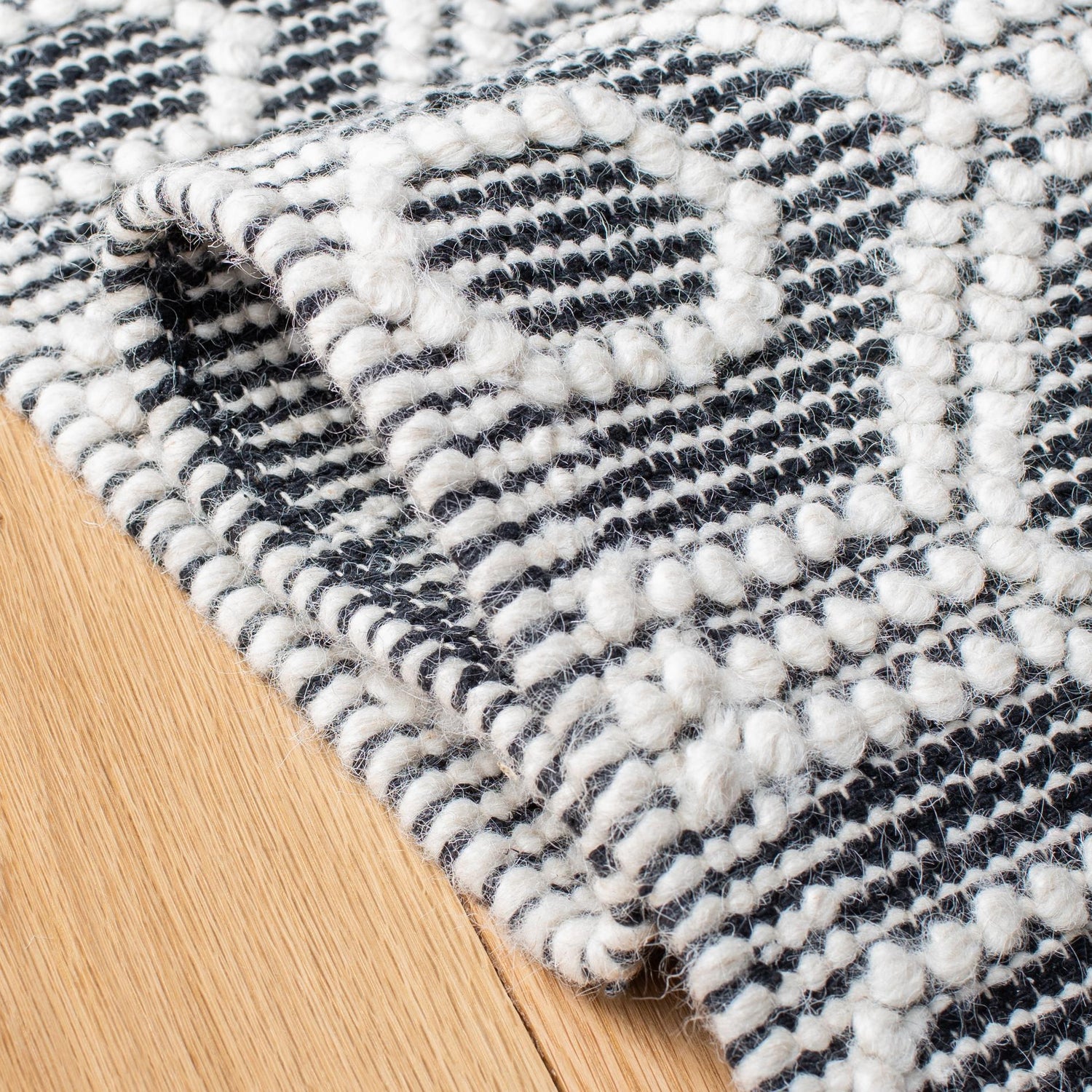 Safavieh Natura Nat476A Ivory/Black Rugs.