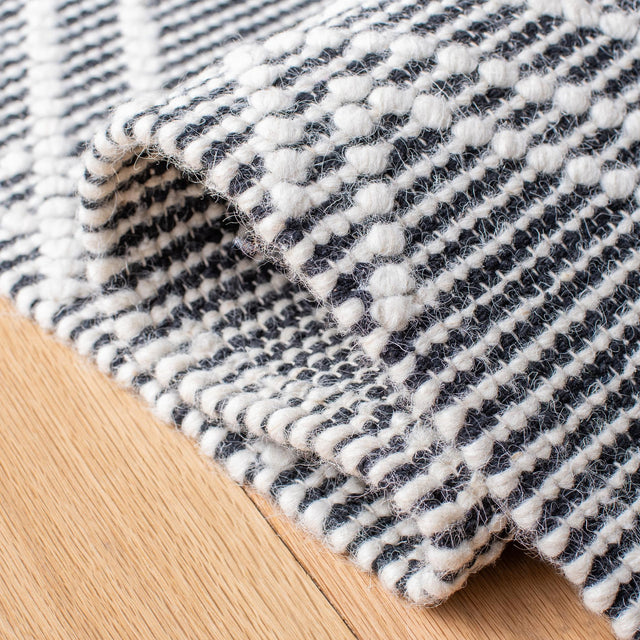 Safavieh Natura Nat478A Ivory/Black Rugs.