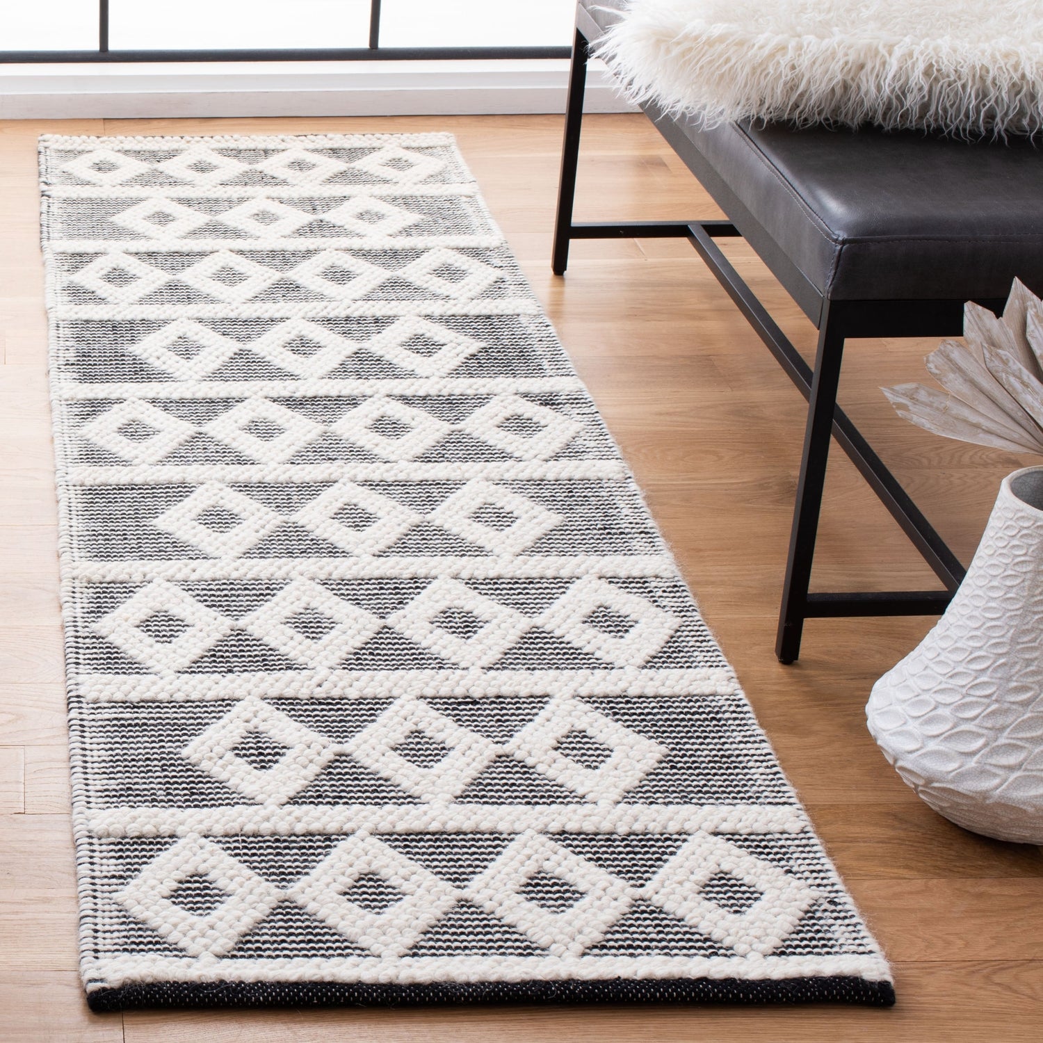 Safavieh Natura Nat479A Ivory/Black Rugs.
