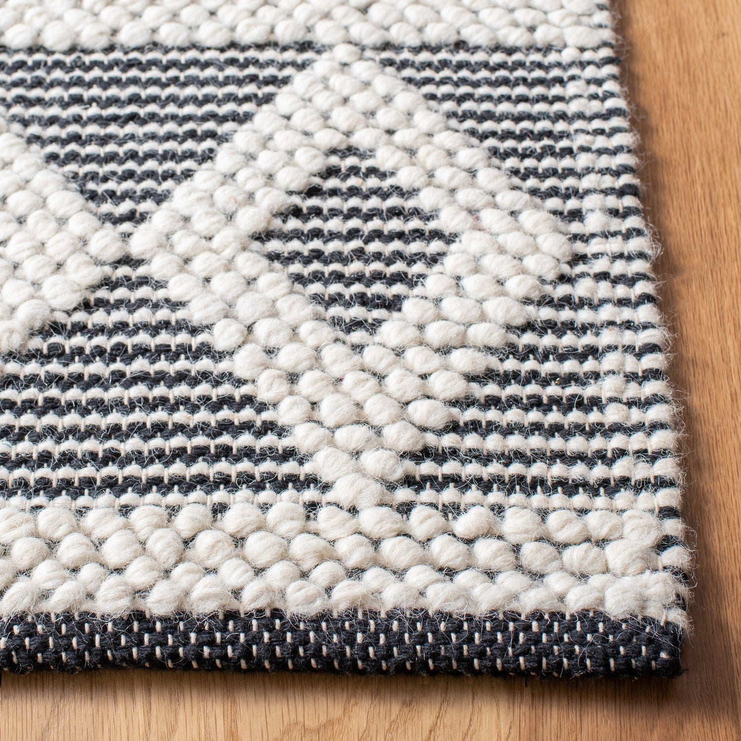 Safavieh Natura Nat479A Ivory/Black Rugs.