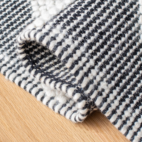 Safavieh Natura Nat479A Ivory/Black Rugs.