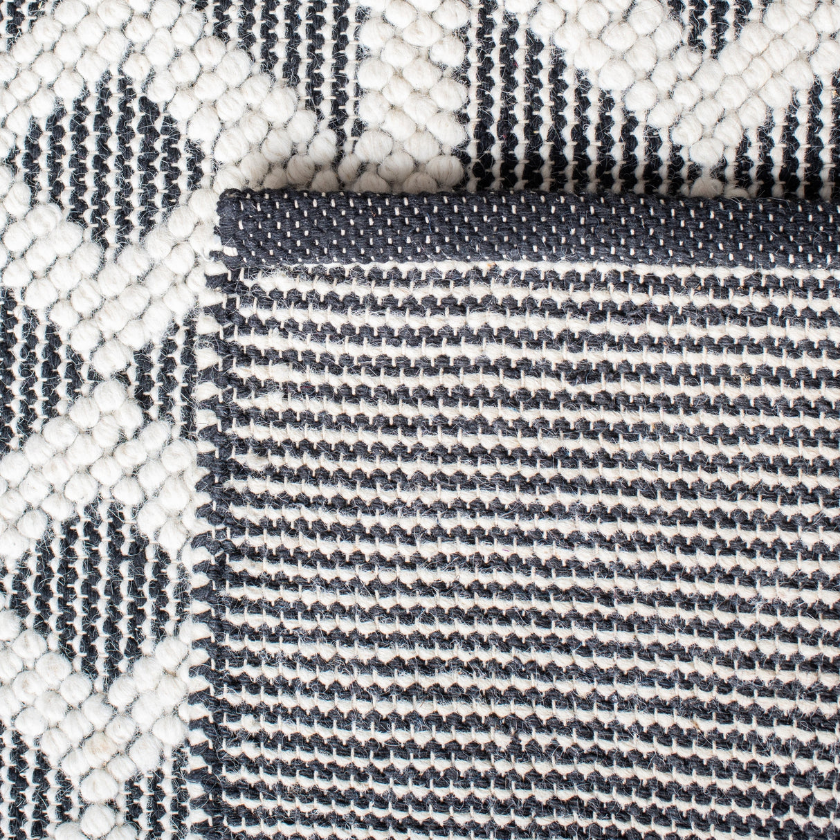Safavieh Natura Nat479A Ivory/Black Rugs.