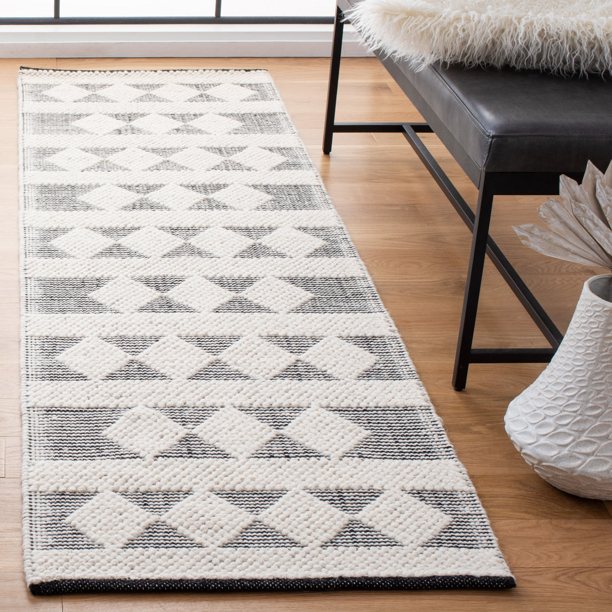 Safavieh Natura Nat481A Ivory/Black Rugs.