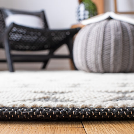 Safavieh Natura Nat481A Ivory/Black Rugs.