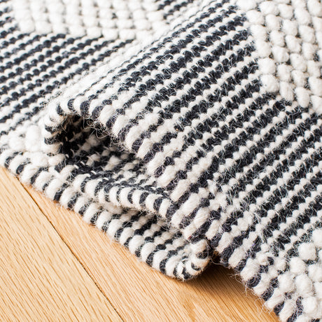 Safavieh Natura Nat481A Ivory/Black Rugs.