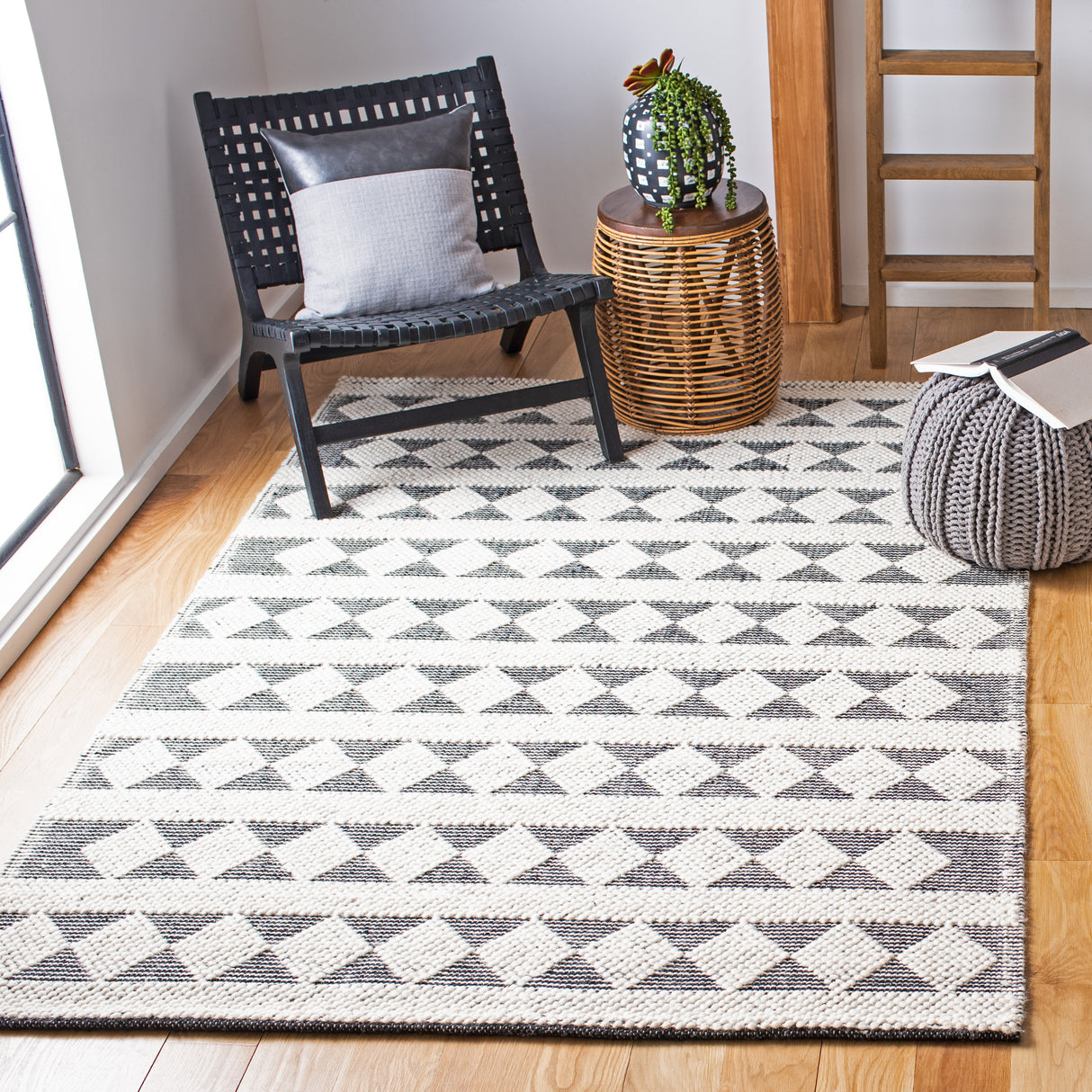 Safavieh Natura Nat481A Ivory/Black Rugs.