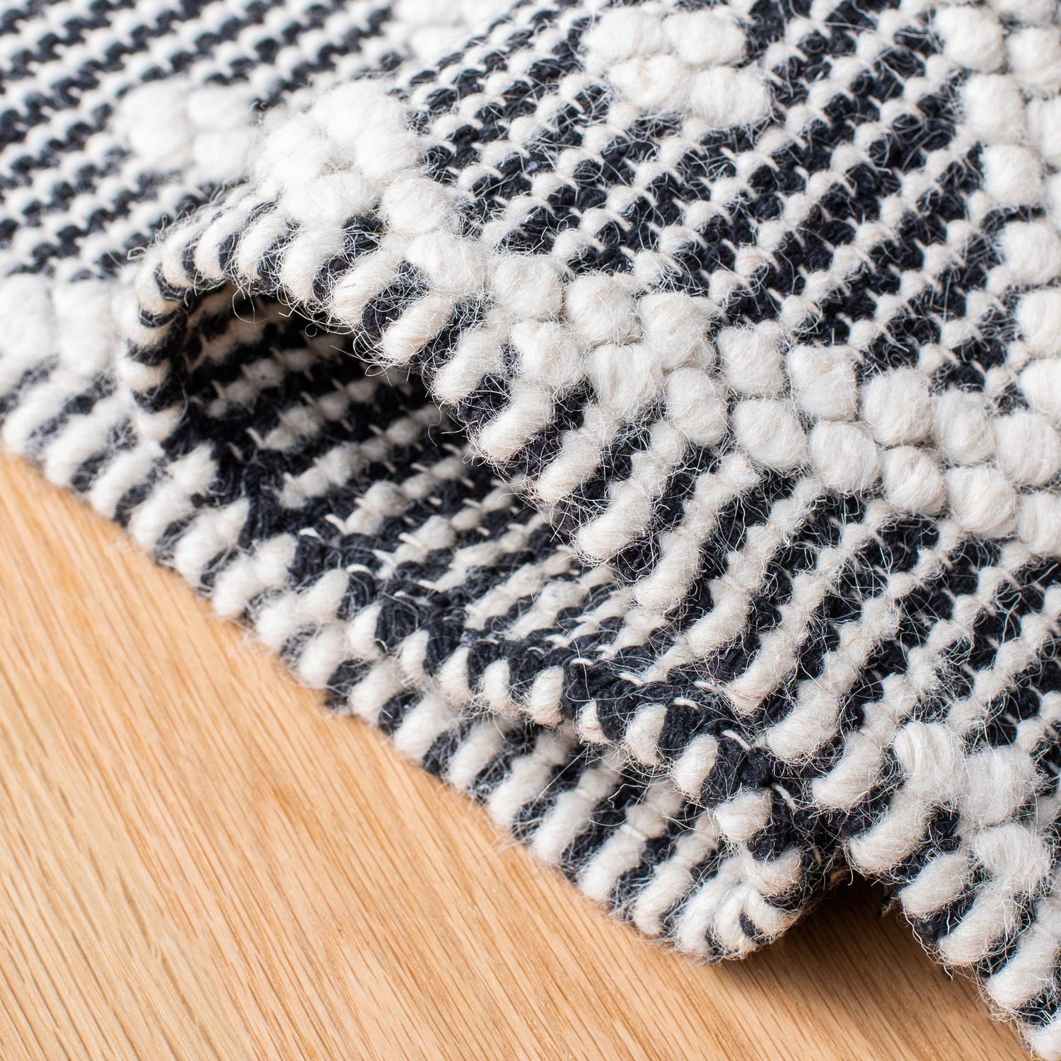 Safavieh Natura Nat482A Ivory/Black Rugs.