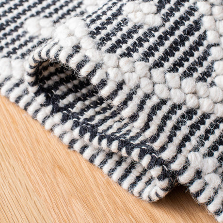 Safavieh Natura Nat482A Ivory/Black Rugs.