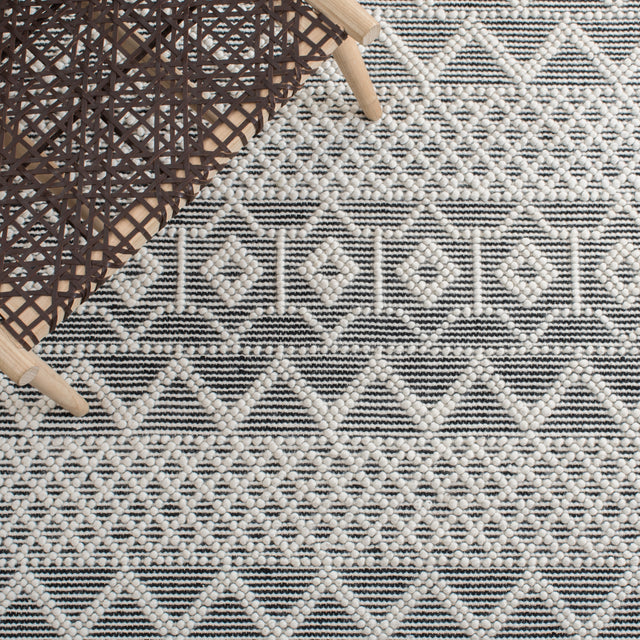 Safavieh Natura Nat687A Ivory/Black Rug.