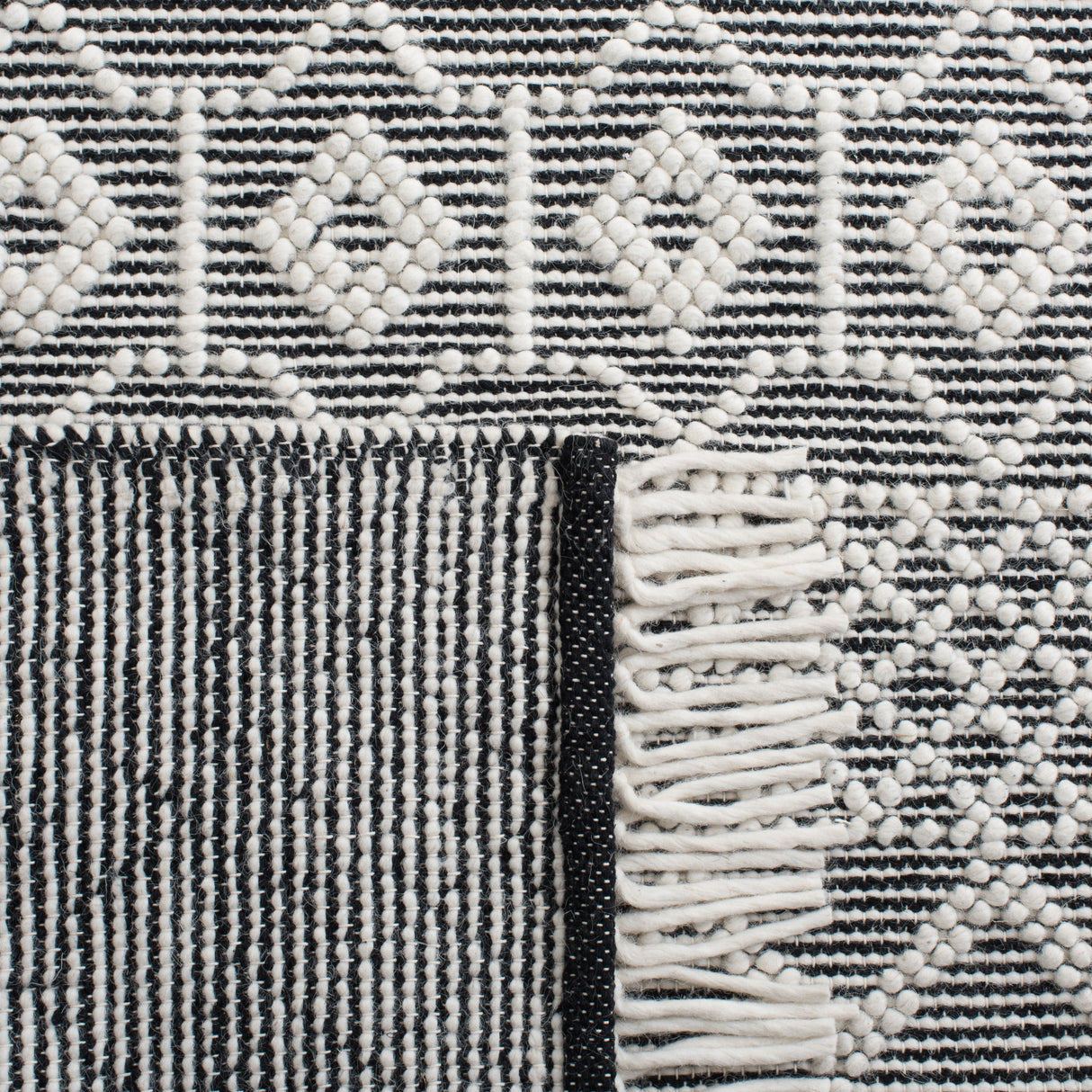 Safavieh Natura Nat687A Ivory/Black Rug.