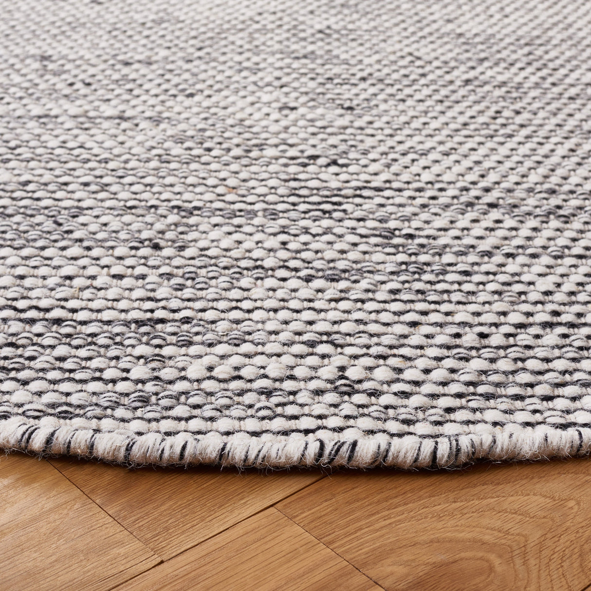 Safavieh Natura Nat776Z Black/Ivory Rug.