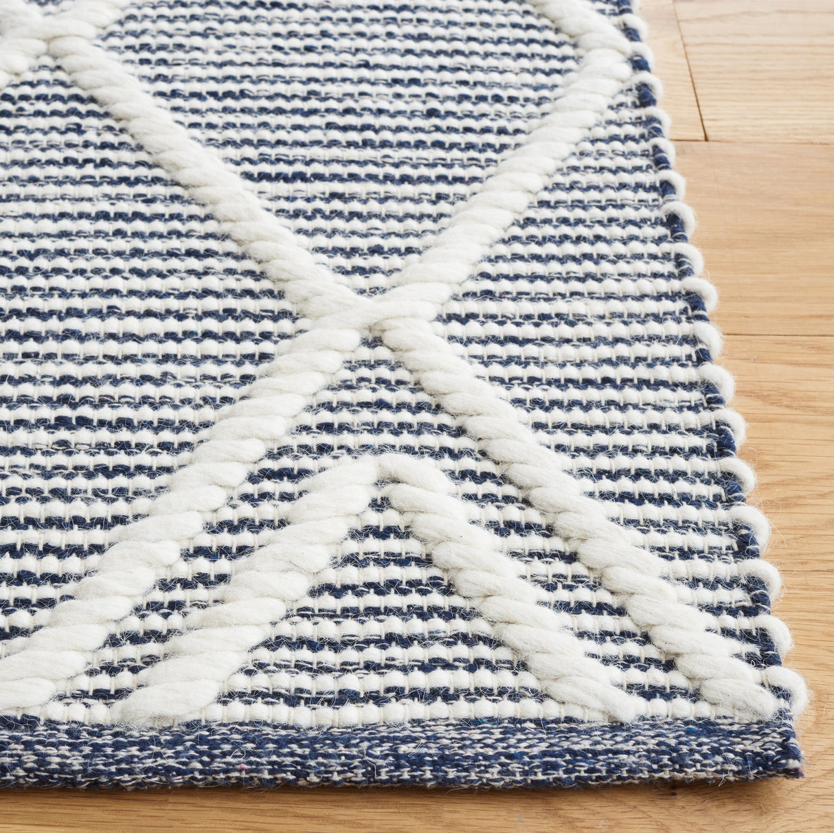 Safavieh Natura Nat832N Navy/Ivory Rug.