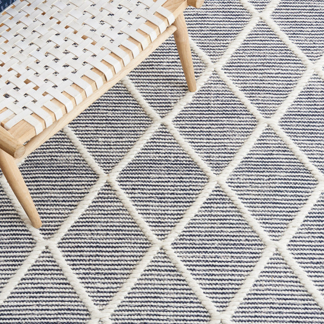 Safavieh Natura Nat832N Navy/Ivory Rug.