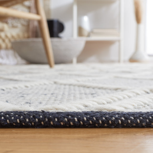 Safavieh Natura Nat832Z Black/Ivory Rug.