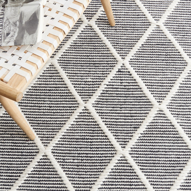 Safavieh Natura Nat832Z Black/Ivory Rug.