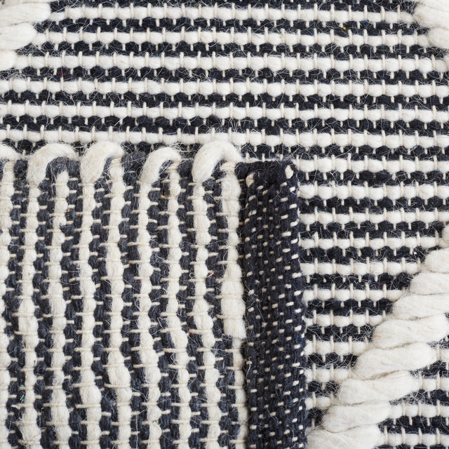 Safavieh Natura Nat832Z Black/Ivory Rug.