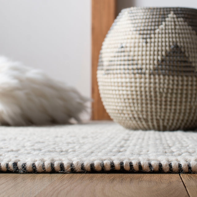 Safavieh Natura Nat860A Ivory/Black Rugs.