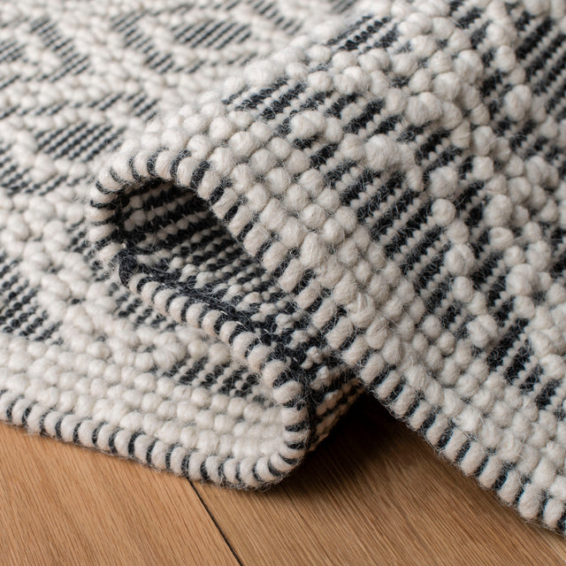 Safavieh Natura Nat860A Ivory/Black Rugs.