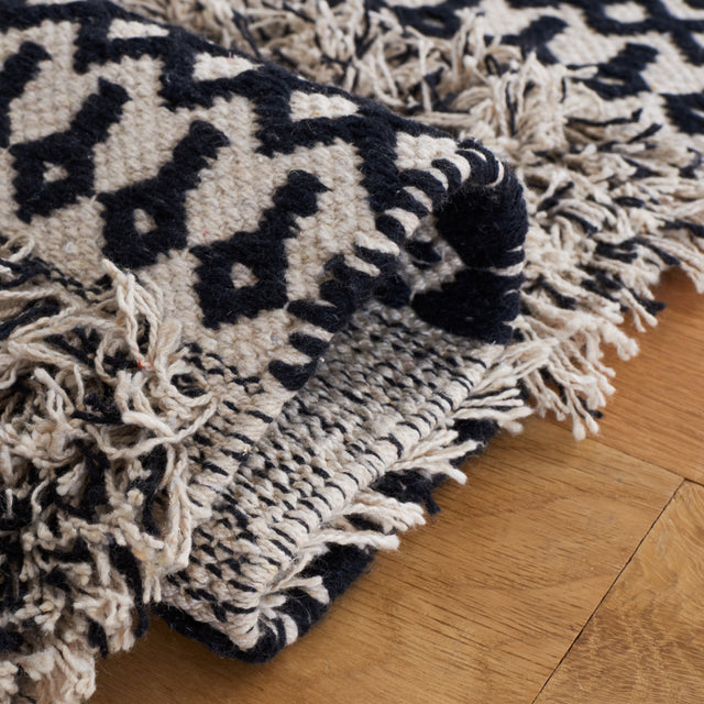 Safavieh Natura Nat927Z Black/Ivory Rug.