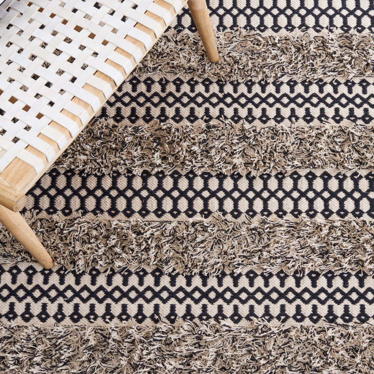 Safavieh Natura Nat927Z Black/Ivory Rug.