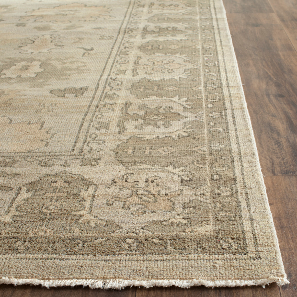 Safavieh Oushak Osh889A Silver/Grey Rug.