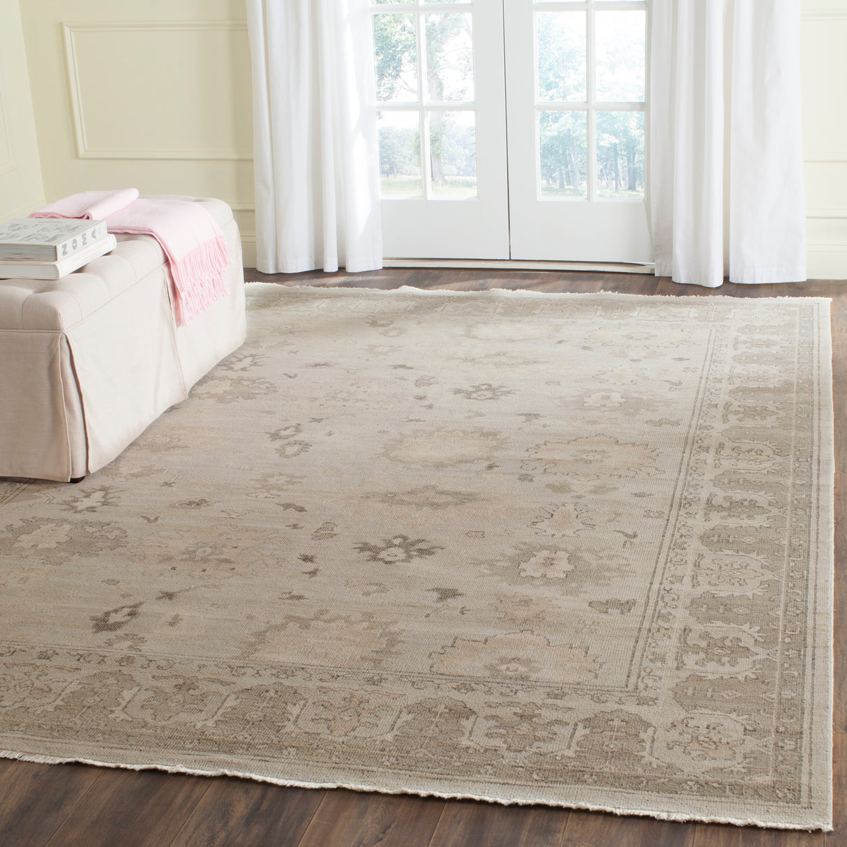 Safavieh Oushak Osh889A Silver/Grey Rug.