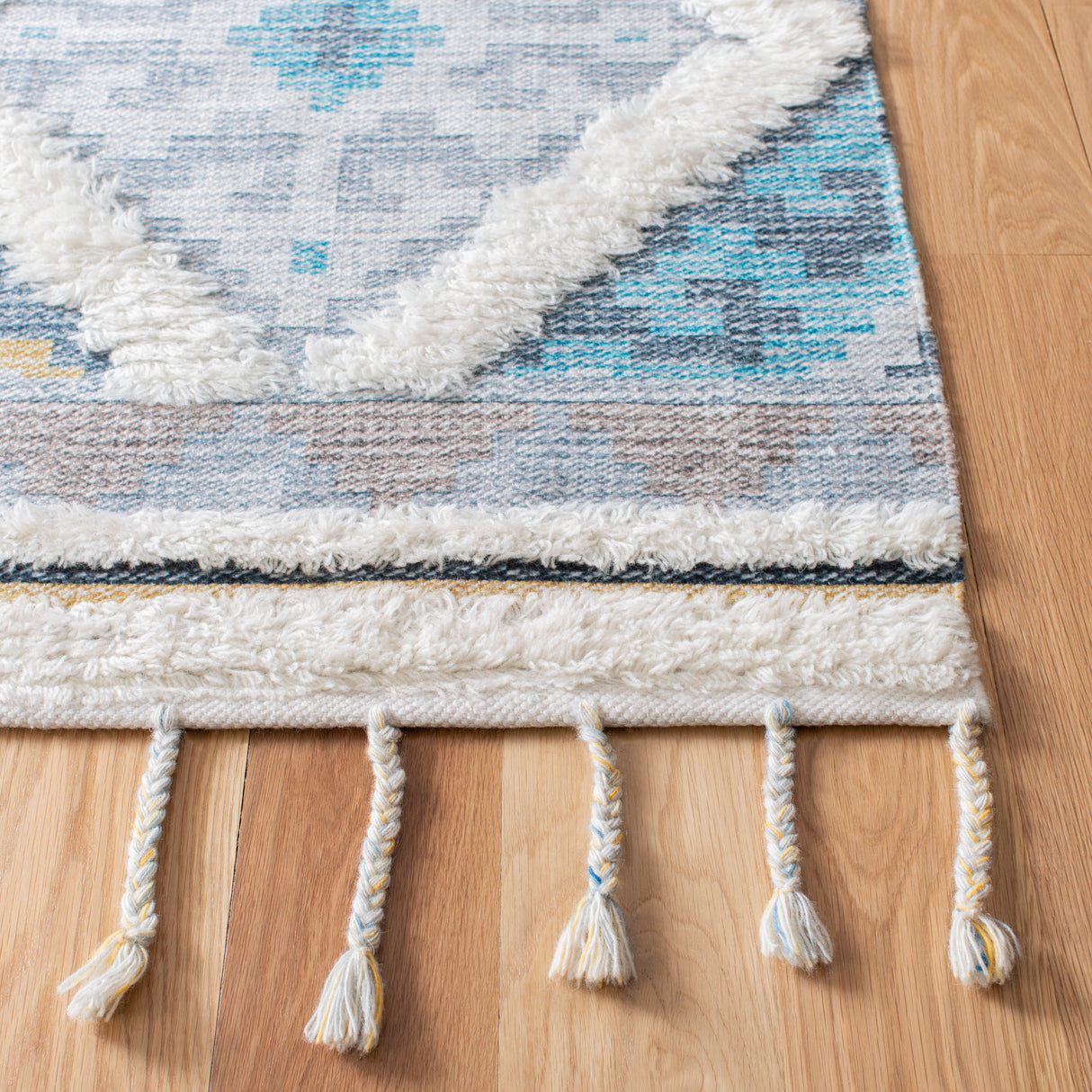 Safavieh Saffron Sfn104A Ivory/Turquoise Rug.
