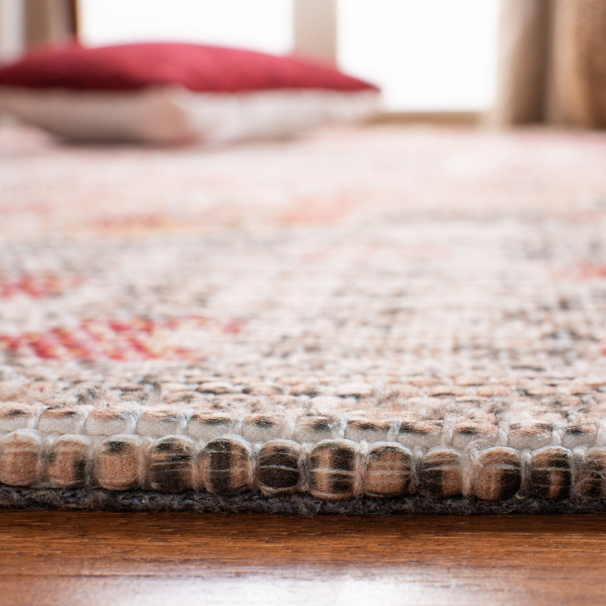 Safavieh Saffron Sfn392F Beige/Red Rugs.