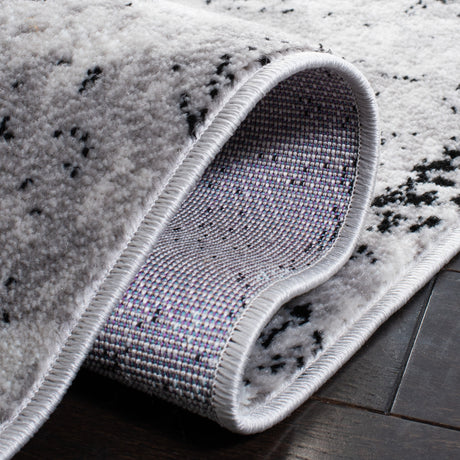 Safavieh Skyler Sky163F Silver/Black Rugs.