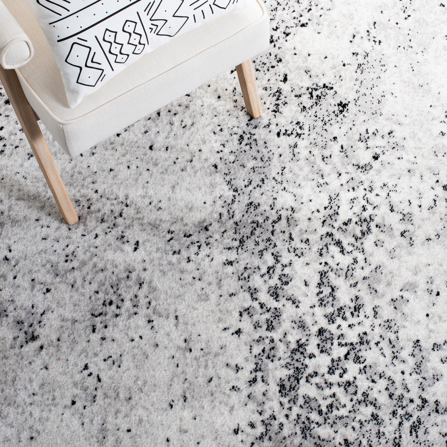 Safavieh Skyler Sky163F Silver/Black Rugs.