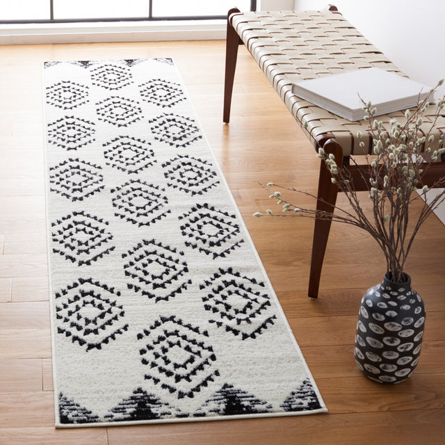 Safavieh Skyler Sky179A Ivory/Black Rugs.