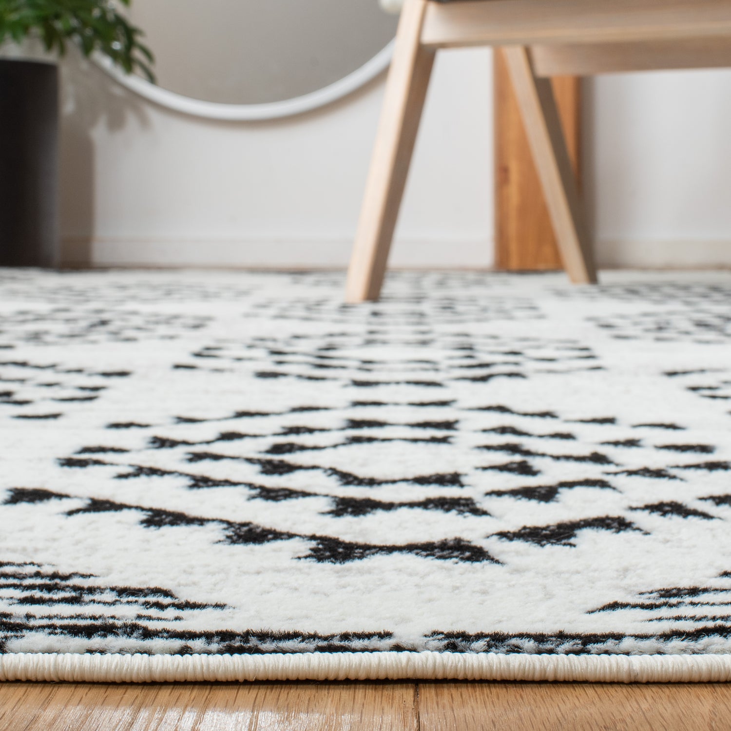 Safavieh Skyler Sky179A Ivory/Black Rugs.
